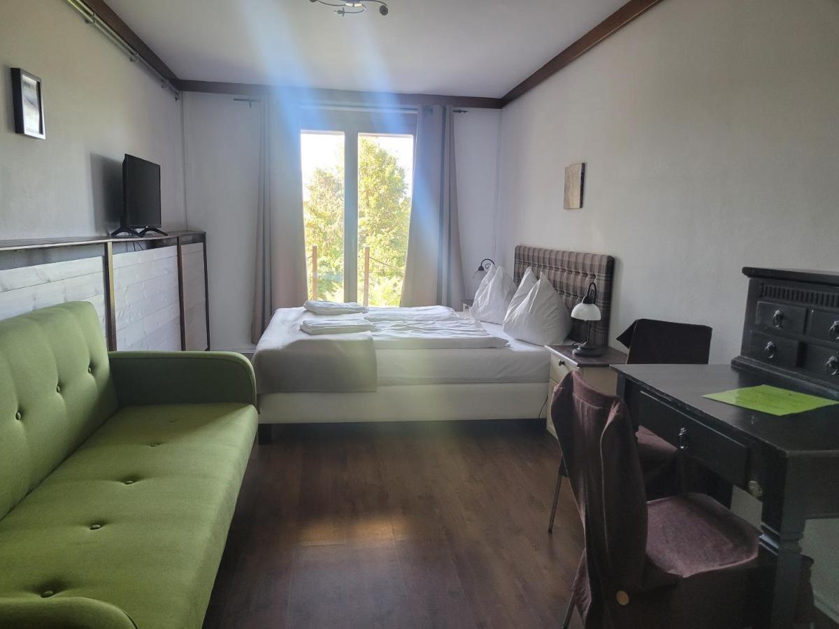 Jaeger Guesthouse อันเนนไฮม์ ภายนอก รูปภาพ