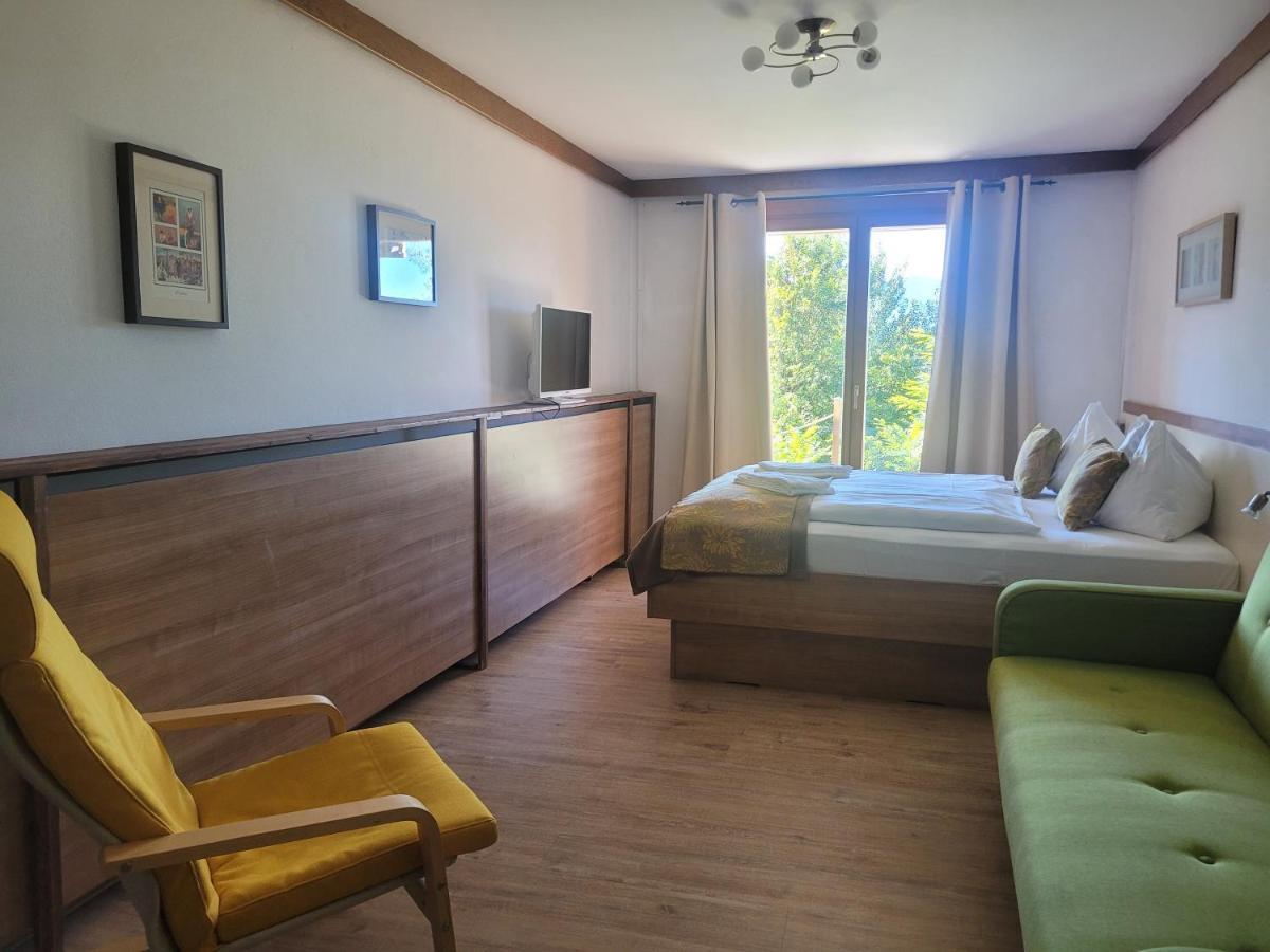 Jaeger Guesthouse อันเนนไฮม์ ภายนอก รูปภาพ