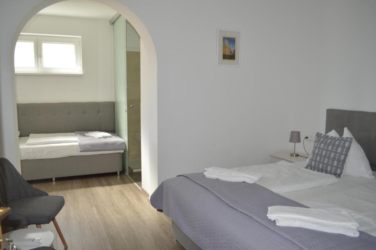 Jaeger Guesthouse อันเนนไฮม์ ภายนอก รูปภาพ