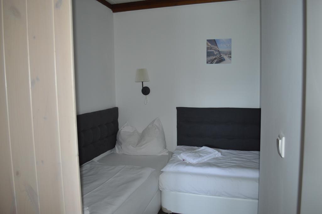 Jaeger Guesthouse อันเนนไฮม์ ภายนอก รูปภาพ