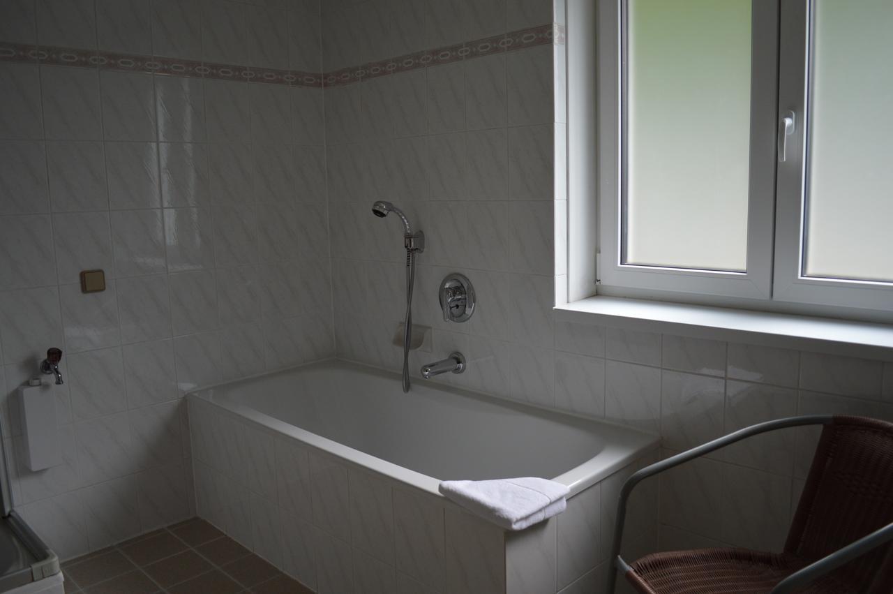 Jaeger Guesthouse อันเนนไฮม์ ภายนอก รูปภาพ
