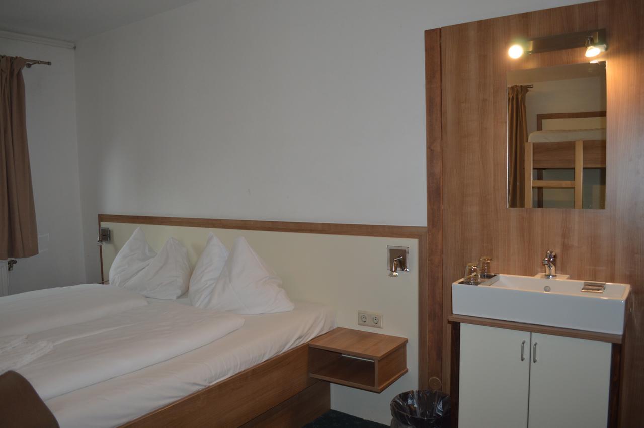Jaeger Guesthouse อันเนนไฮม์ ภายนอก รูปภาพ