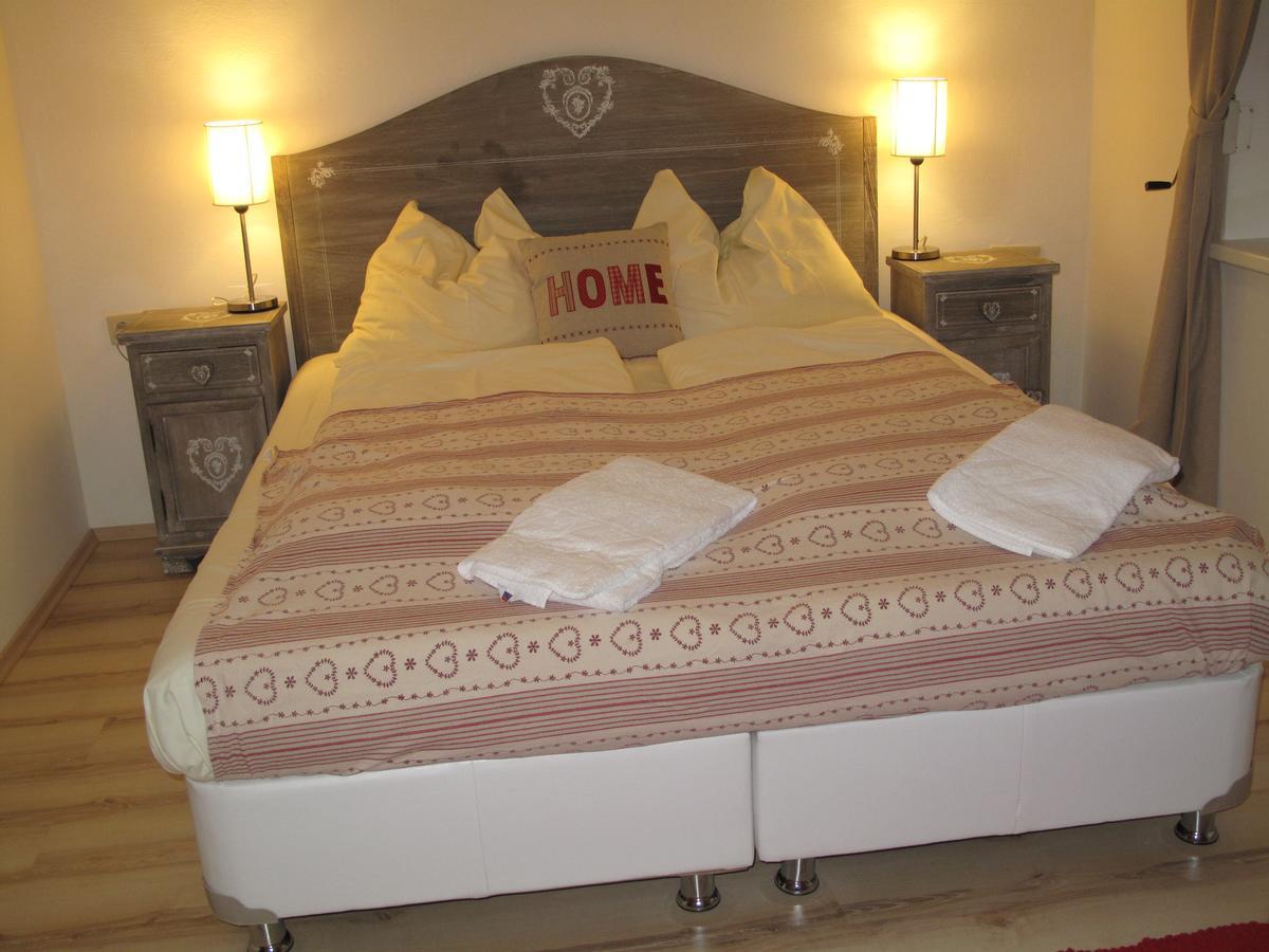 Jaeger Guesthouse อันเนนไฮม์ ภายนอก รูปภาพ